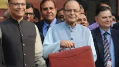 अरुण जेटली बजट पेश करने जाते हुए