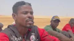 يصل مهاجرون ينحدرون من أفريقيا جنوب الصحراء، إلى ليبيا يوميا بالمئات، بعد أن تركتهم قوات الأمن التونسية على الحدود، في وسط الصحراء، وفقا لشهاداتهم.