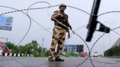 కశ్మీర్‌లో బలగాలు