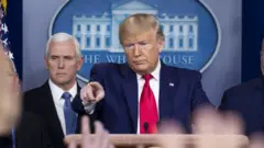 Perezida Trump (uri hagati) yavuze ko "nta mpamvu ihari yo guta umutwe" kubera coronavirus