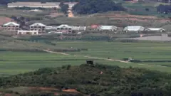 한미 연합지휘소연습(21-2-CCPT)이 본격적으로 시작된 16일 경기도 파주 오두산 통일전망대에서 바라본 북한 황해북도 개풍군 북한군 초소와 마을이 적막한 모습을 보이고 있다
