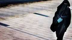 Hollanda'da burka giymiş bir kadın