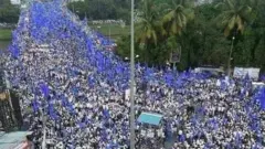 इस तस्वीर को दिल्ली में हुए दलित प्रोटेस्ट का बताया गया.