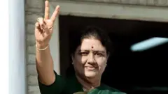 எடப்பாடி பழனிசாமி vs ஓ. பன்னீர்செல்வம் சசிகலா