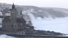 記録的な暴風、イギリス各地で倒木などの被害　3人死亡