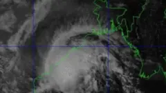 সাইক্লোনে পরিণত হয়ে কাল অন্ধ্র উপকূলে আঘাত হানতে পারে ঘূর্ণিঝড় জাওয়াদ