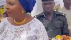 Nimota Akanbi àti ọlọ́pàá tó gbe oúnjẹ lọ́wọ́