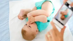 Bebê sendo fotografado