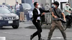 槍擊案發生後，一名警察試圖控制這名嫌疑人