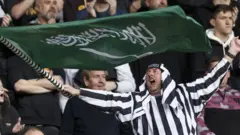 يستعد نيوكاسل يونايتد للعب باللونين الأخضر والأبيض المميزين للمنتخب السعودي، وذلك الموسم المقبل 2022/2023 مع بقاء القميص الأساسي المميز لنيوكاسل كما هو.