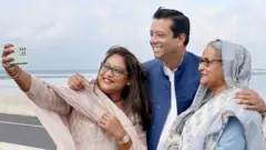 পদ্মা সেতুর ওপর দিয়ে টুঙ্গিপাড়ায় যাওয়ার পথে সেতুর ওপর প্রধানমন্ত্রী শেখ হাসিনা ও তার পুত্র সজীব আহমেদ ওয়াজেদের সেলফি তোলেন প্রধানমন্ত্রীর কন্যা সায়মা ওয়াজেদ পুতুল