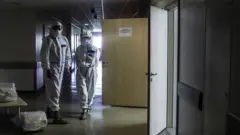 врачи