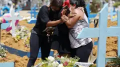 Enterro de vítima de covid-19 em Manaus, em 17 de fevereiro