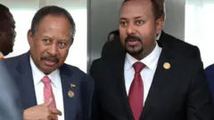 Ra'iisul Wasaaraha Itoobiya Abi Ahmed (midig) iyo Ra'iisul Wasaaraha Suudaan Abdullah Hamdok. Labada waddan ayey muddo dheer cadaawad ka dhaxeysay
