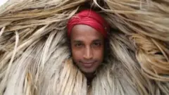 ২৫টি রাষ্ট্রায়ত্ত পাটকল বন্ধ করে প্রায় পঁচিশ হাজার স্থায়ী শ্রমিককে গোল্ডেন হ্যান্ডশেক দেয়া হচ্ছে