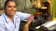 મહિલા