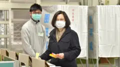 蔡英文早上去投票。
