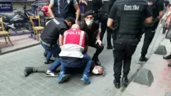 İstanbul'da bugün düzenlenmek istenen LGBTİ+ Onur Yürüyüşü'ne polis müdahale etti, çok sayıda kişi gözaltına alındı. Yürüyüşü görüntüleyen AFP foto muhabiri Bülent Kılıç, polis tarafından boğazına bastırılarak gözaltına alındı.