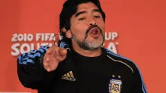 Diego Maradona ka onye nhazi otu bọọlụ, ọ nọ na n'ọgbakọ ndị ntaakụkọ na Pretoria Saut Afrịka n'afọ 2010