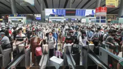 資料圖為6月22日，旅客在北京南站進站乘車。