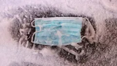 紐約時代廣場上一片被丟棄的口罩被雪花覆蓋（16/12/2020）