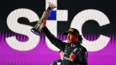 لويس هاميلتون على منصة التتويج خلال سباق الجائزة الكبرى للفورمولا 1 في السعودية يوم 5 ديسمبر/كانون أول 2021