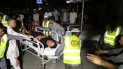 Shaqaalaha caafimaadka Afqaanistana oo sida qof dhaawac ah