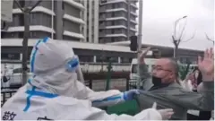 Polícia de Xangai contém manifestante