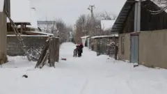 Б. Айталиев: Азыр жер ээлери муну менен эле чектелбей, керек болсо жанагы ФАПтарды, бала бакчаны кура турган жерлерге өздөрүнүн жерлерин бергенге макул болуп күтүп отурушат