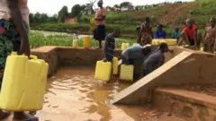 Abaturage barimo kuvoma ku iriba