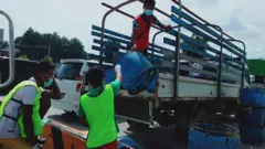 ထိုင်းကားသမားတွေ ပစ္စည်းတင်ပေးနေစဥ်