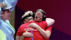 Zorana Arunović i Damir Mikec u zagrljaju pošto su osigurali medalju za Srbiju