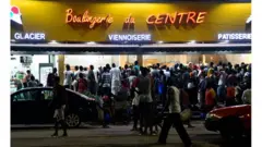 Abidjan, la capitale économique de la Côte d'Ivoire n'a pas bénéficié des mesures d'assouplissement prises par le président Ivoirien. Quasiment tous les cas décelés sont enregistrés dans cette ville et ses environs