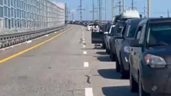 Пробка на подъезде к Крымскому мосту.