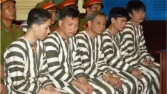 Trương Văn Cam (người ngồi giữa)