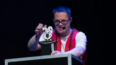Alejandro Cuervo realizando un truco de magia como MagoAle