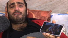 رجل بيده هاتف في المستشفى.