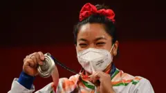 মীরাবাঈ চানু রৌপ্য পদক অর্জন করেছেন।