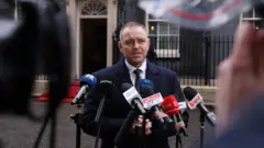 Prezydent Karol Nawrocki rozmawia z mediami po spotkaniu z premierem Keirem Starmerem przy Downing Street w Londynie