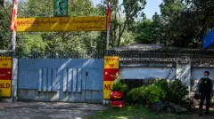 ဗိုလ်ချုပ်အောင်ဆန်းရဲ့ ဓာတ်ပုံ ကို ခြံစည်းရိုးပေါ် မှာ ထောင်ထားတဲ့ ခြံနံပါတ် ၅၄