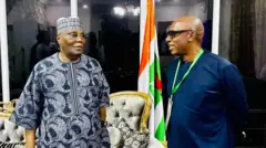 Atiku Abubakar and Chibuike Amaechi dey look each oda
