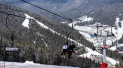 Люди в горах на підйомнику