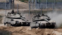 دو تانک اسرائیلی در جاده‌ای خاکی در حال حرکت