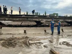 ӨКМ сел менен келген агынды көпүрөгө кептелген