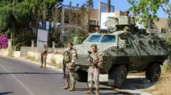 جنود لبنانيون في نقطة تفتيش بجنوب لبنان.