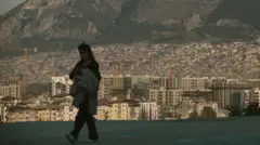 Antakya'da devam eden inşaatlar ve önünde yürüyen bir kadın