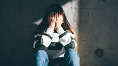 سيدة تعاني من صدمة نفسية 