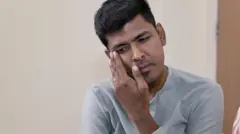 आंसू पोंछता एक व्यक्ति