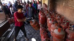 आधा सिलिन्डर ग्यास कहिलेसम्म? अभाव टार्ने उपाय कि झन् विकराल समस्या निम्त्याउने कदम