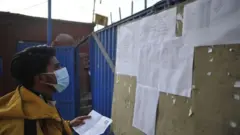 परीक्षाफल हेर्दै विद्यार्थी
